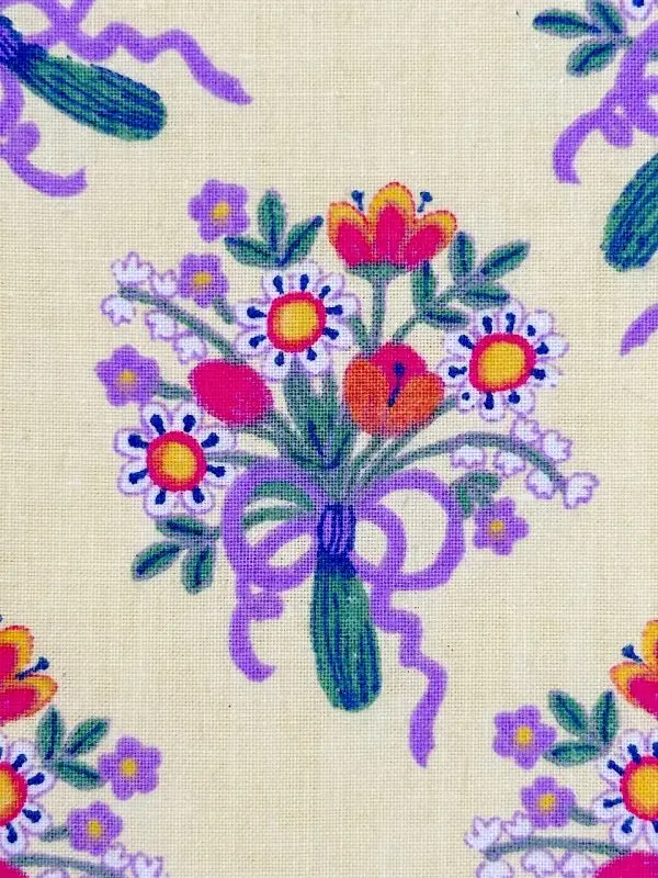 Nærbilde av Constance stoff med blomster