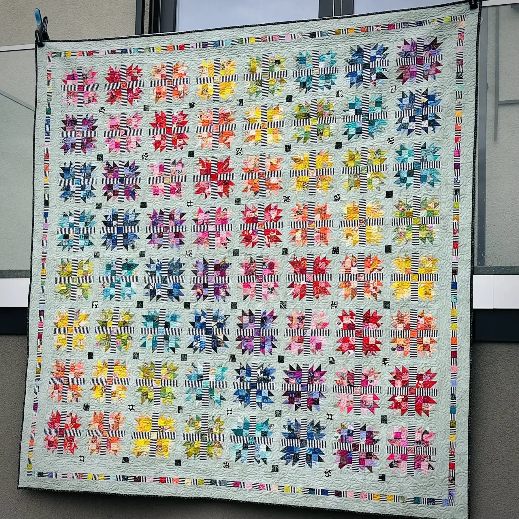 Rainbow snowball quilt hengende