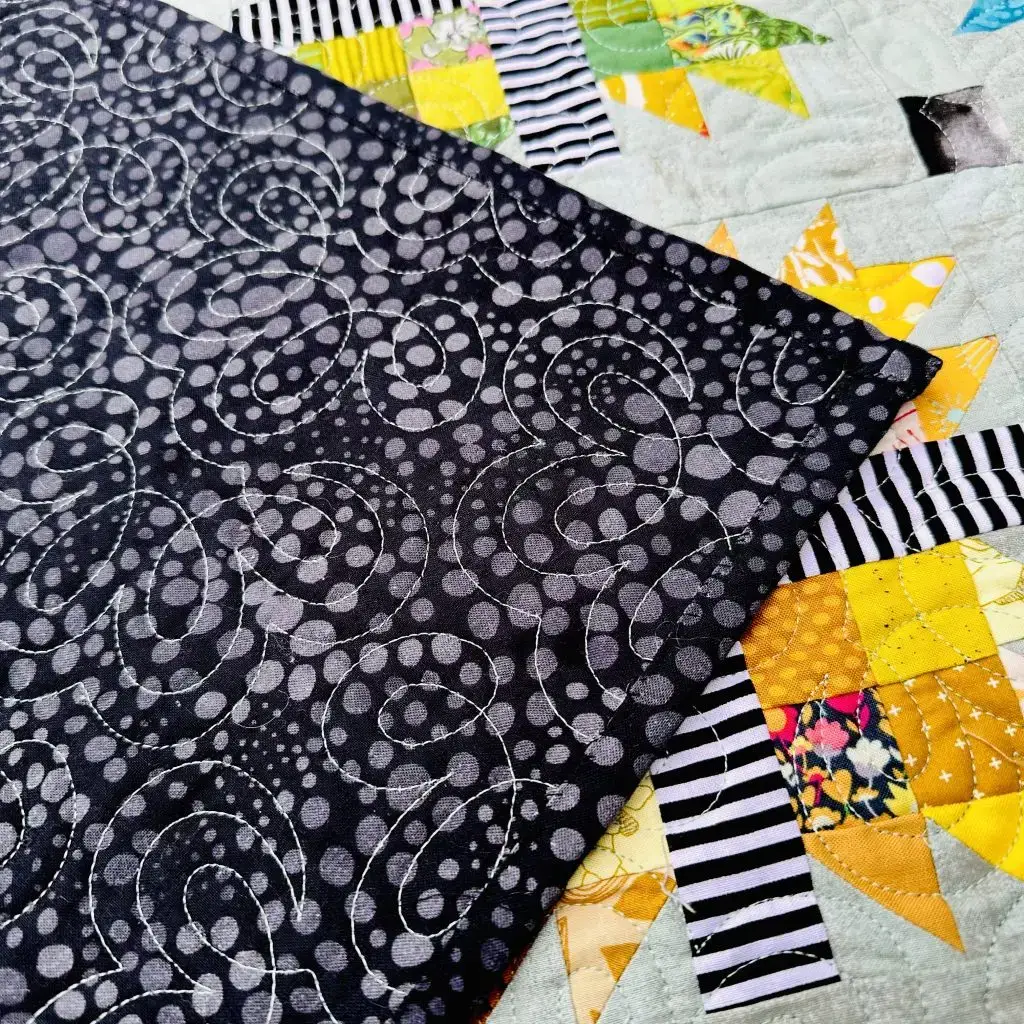 Nærbilde av Paw Flowers Quilt