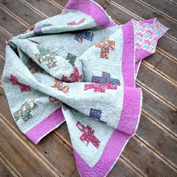 Positively Charming Quilt på tregulv