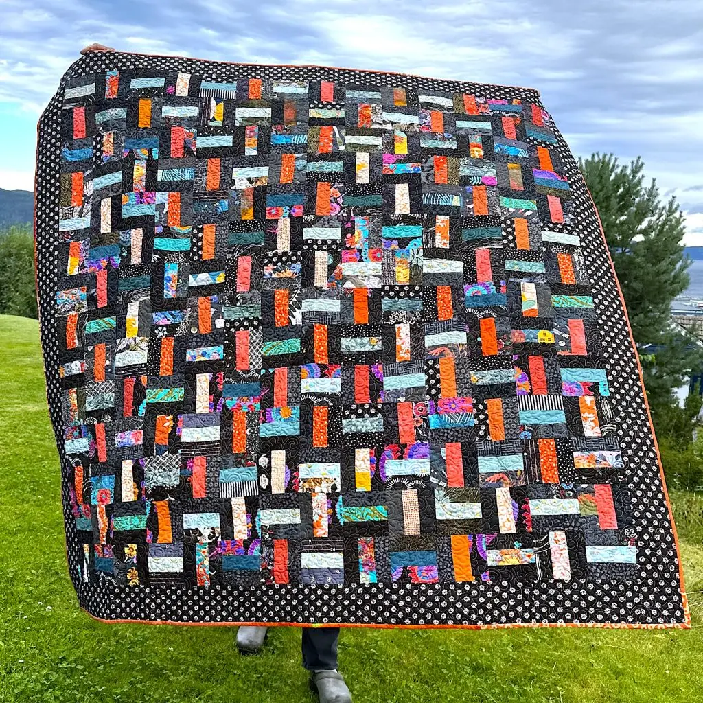 Scrappy Fence Rail quilt i vinden
