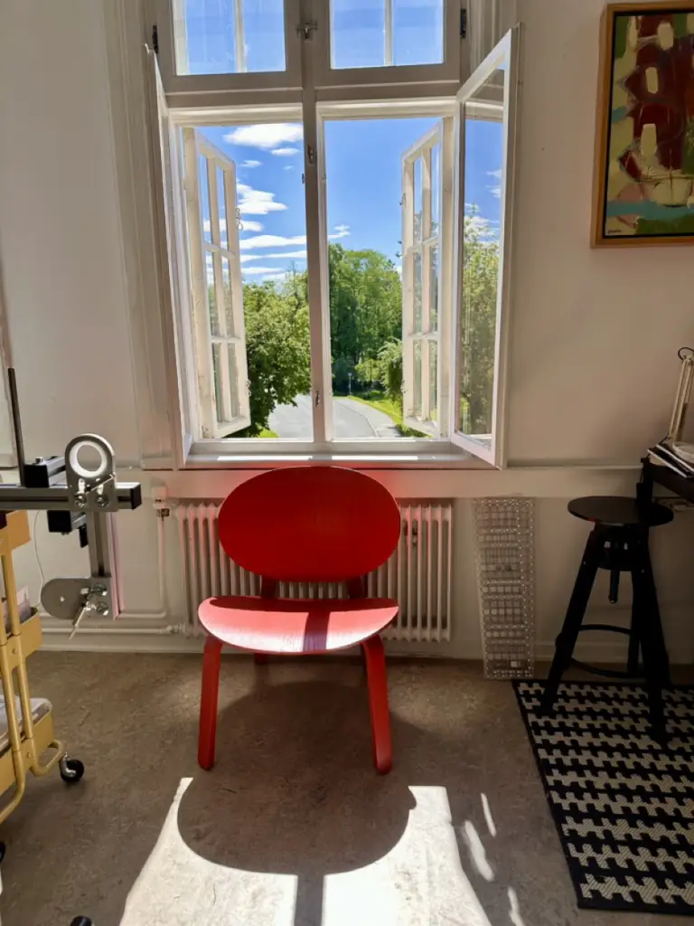 Rød stol i quiltestudio