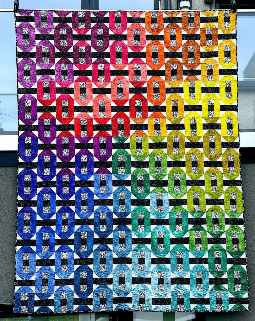 Rainbow Strip Tease Quilt hengende