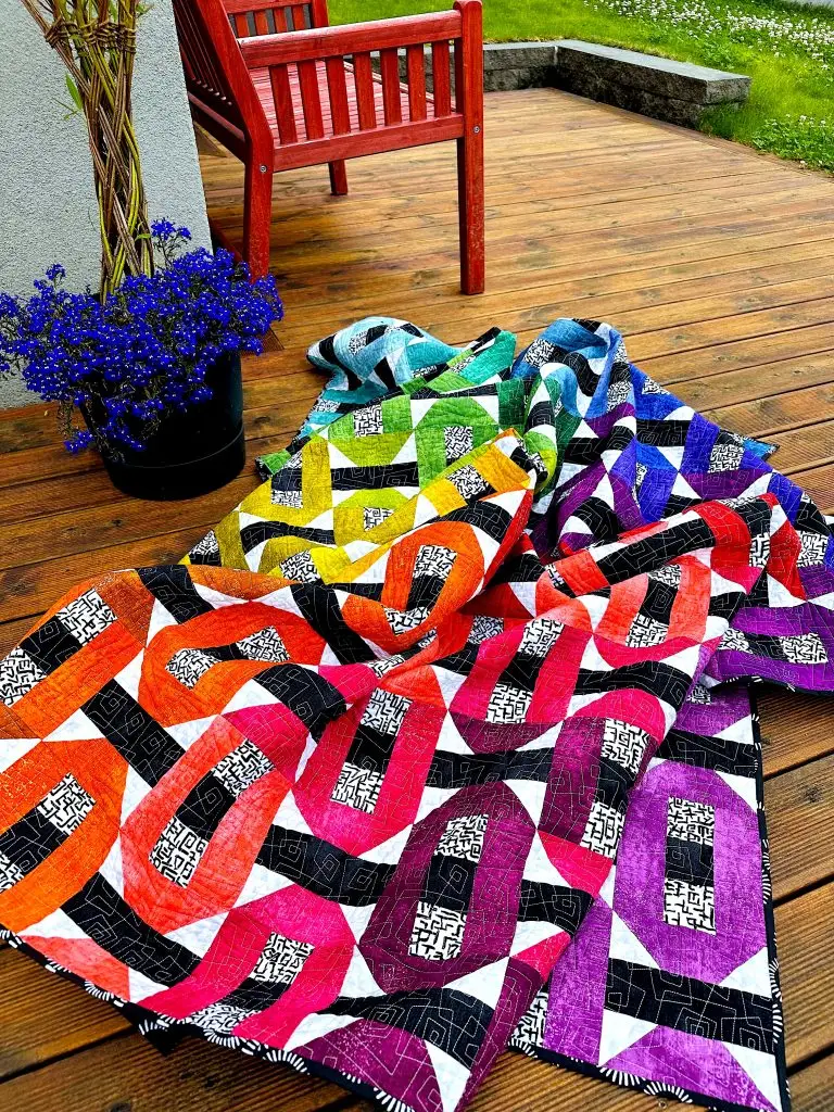 Rainbow Strip Tease Quilt på terassen